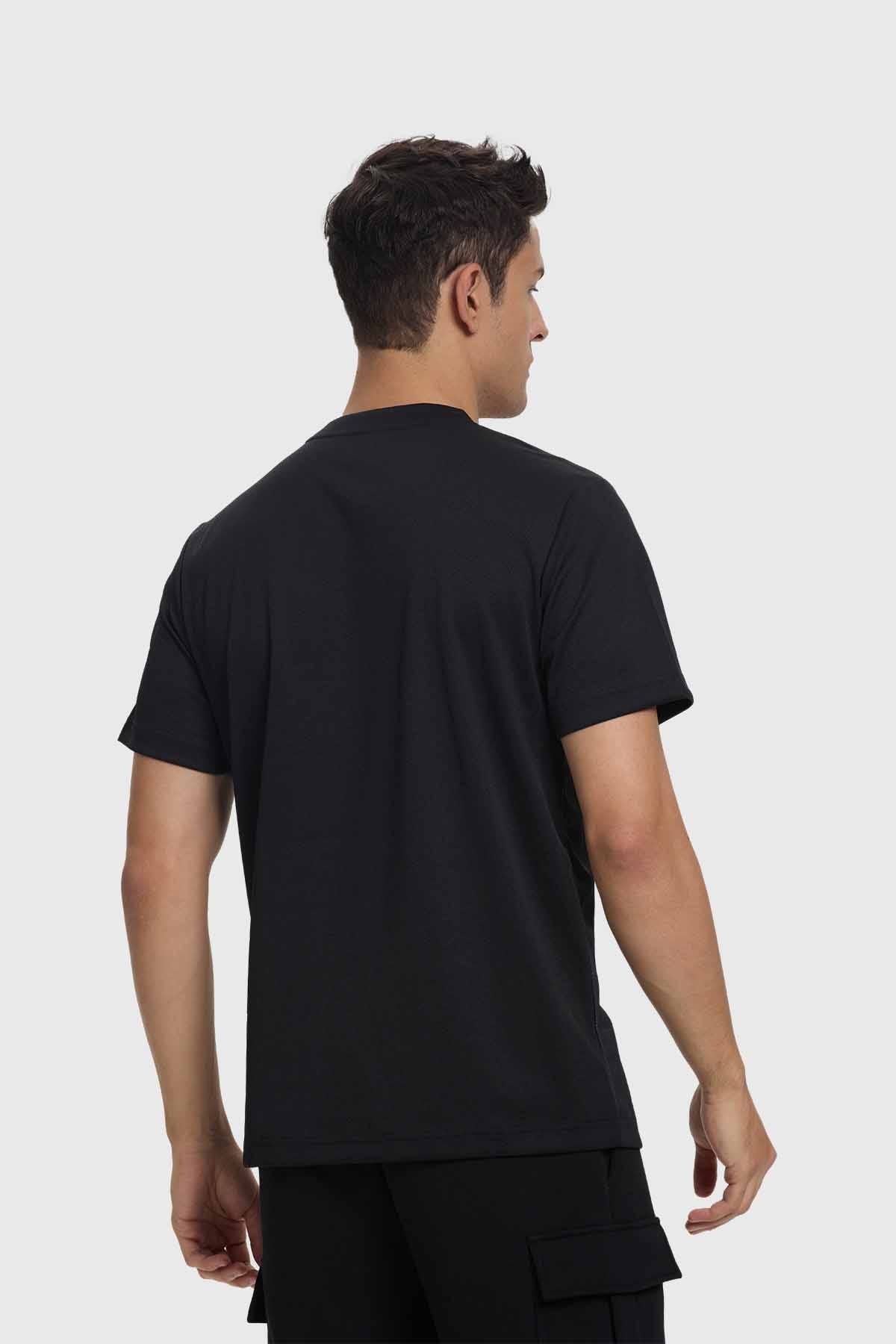 Polera negra de hombre con estampado de Iron Man y texto GENIUS.