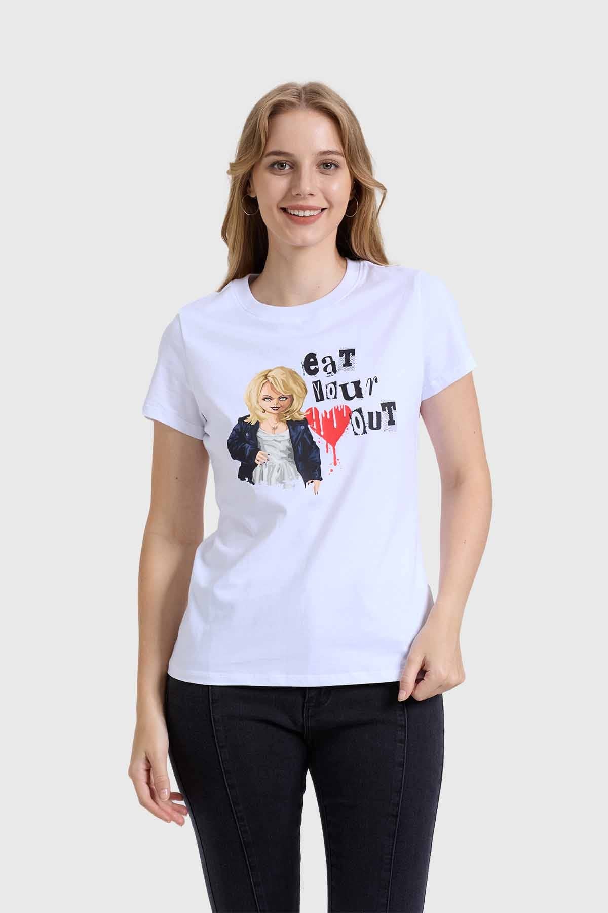 Polera blanca mujer con diseño Chucky y texto divertido, estilo casual.