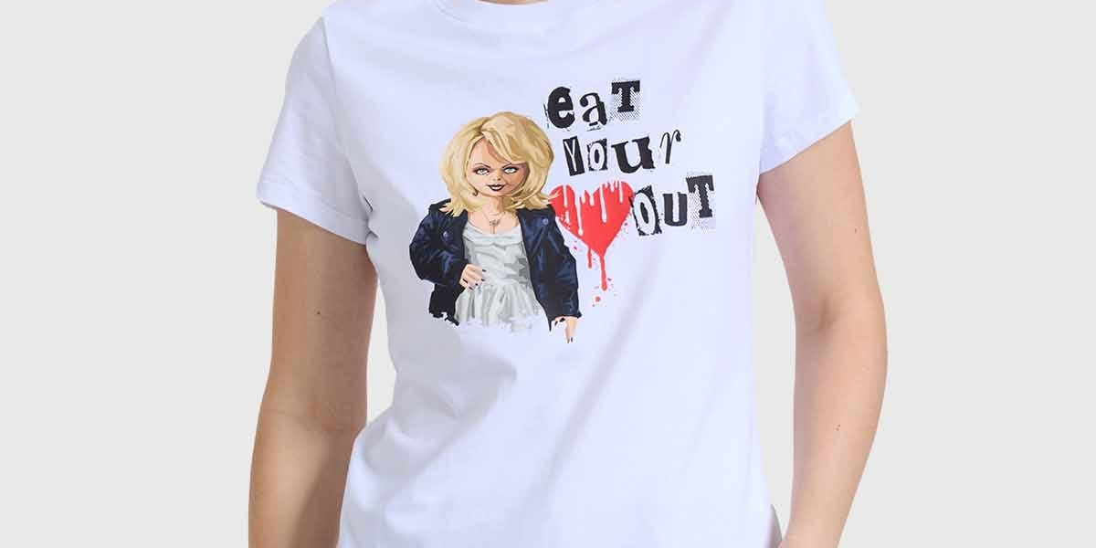 Polera blanca mujer con diseño Chucky y texto divertido, estilo casual.