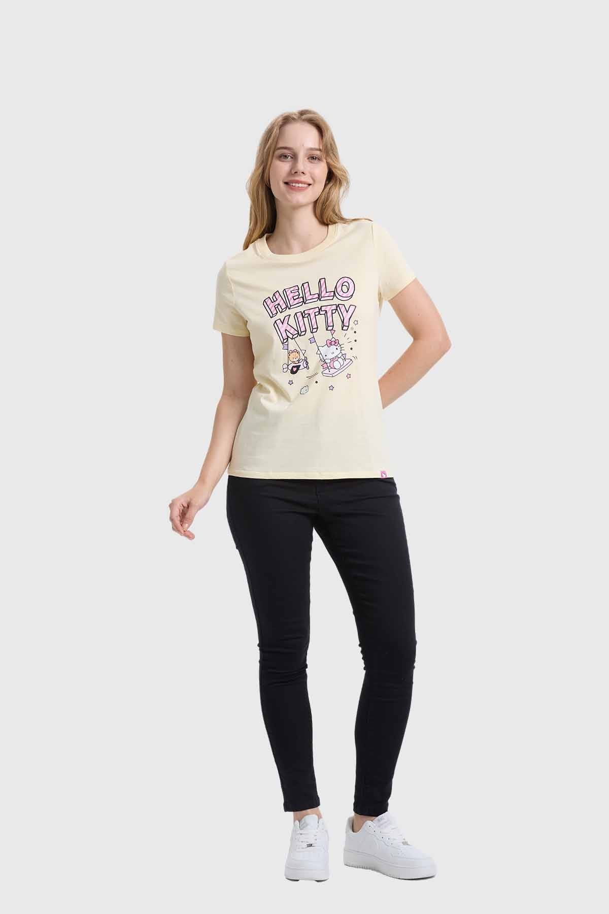 Polera mujer beige con estampado Hello Kitty, diseño divertido y moderno.