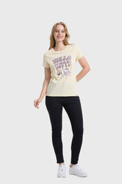 Polera mujer beige con estampado Hello Kitty, diseño divertido y moderno.