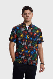 Camisa de hombre negra con estampado de Harry Potter, diseño colorido y moderno.