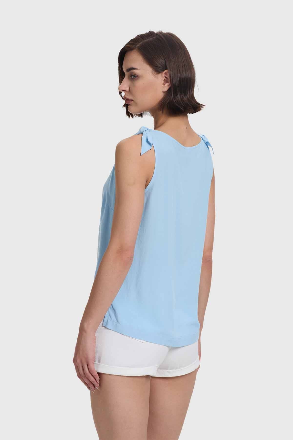 BLUSA MUJER APLICACIÓN NUDO PABILO CELESTE