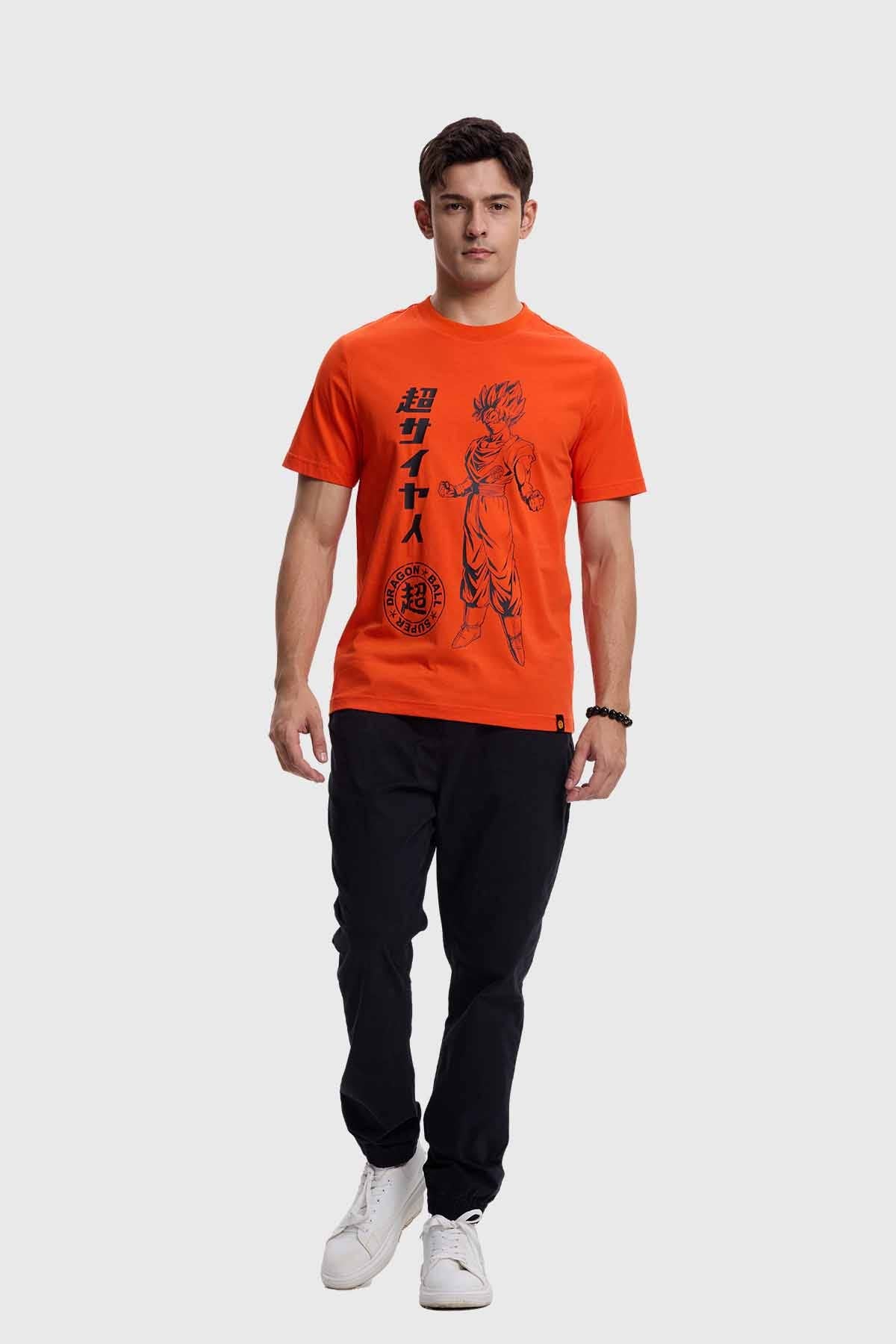 Polera hombre Dragon en color naranjo con estampado icónico.