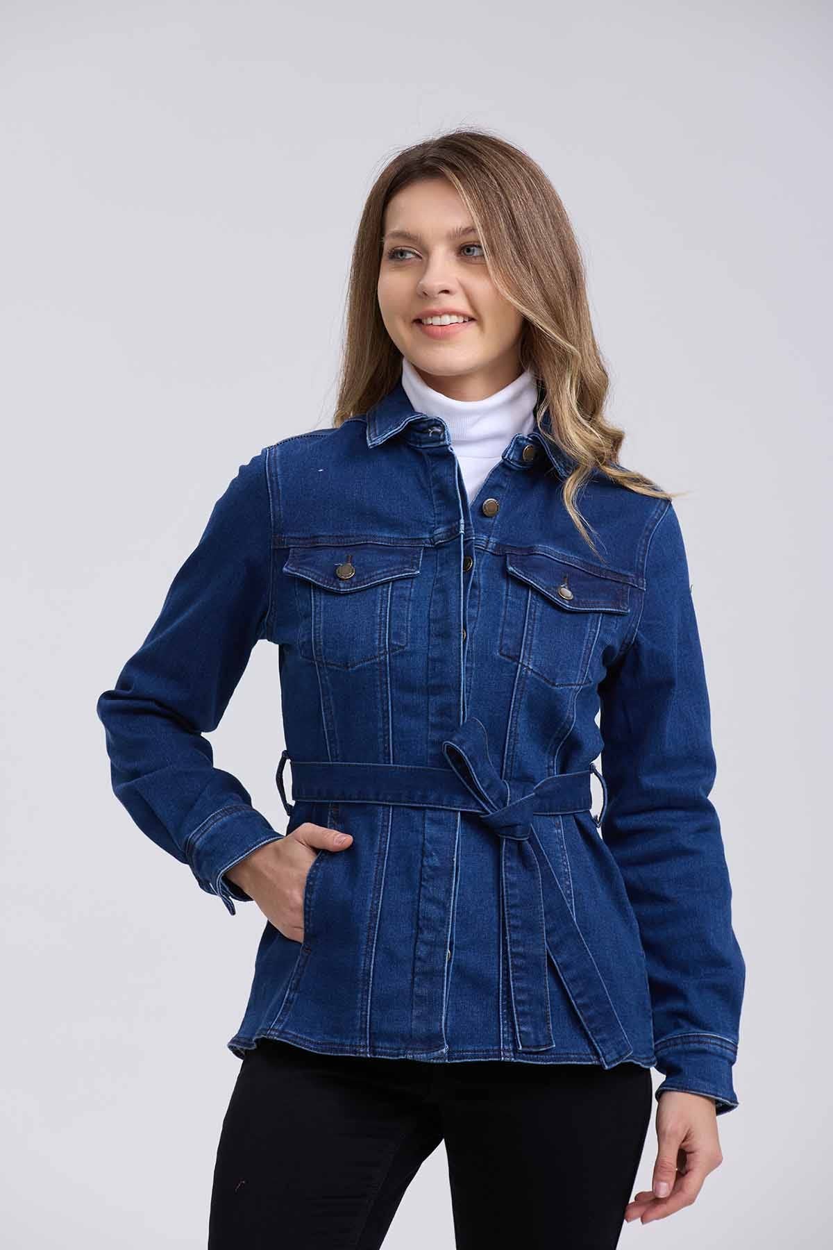 Chaqueta de mujer en denim azul oscuro con cinturon elegante y versatil