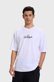 Polera blanca de hombre con estampado en el pecho
