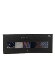 Pack de calcetines para hombre en tonos grises con patrones de puntos y rayas en ventana de caja negra