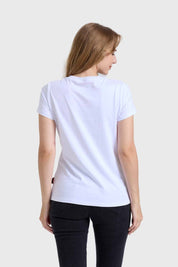 Polera blanca mujer con diseño Chucky y texto divertido, estilo casual.