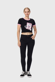Polera negra de mujer con estampado de Hello Kitty y detalles en rosa.