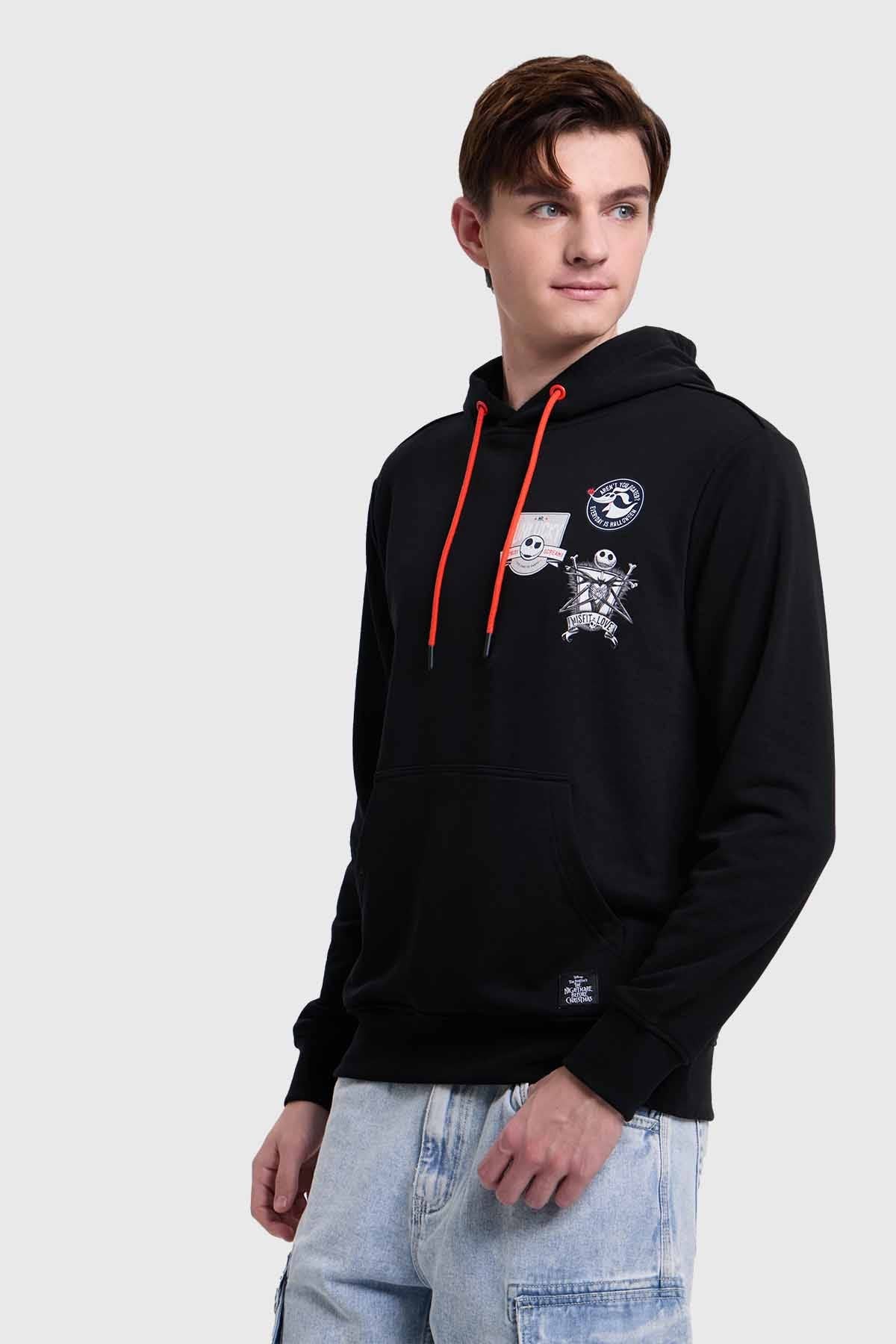Poleron hombre negro con capucha y estampados divertidos, ideal para un look moderno.
