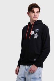 Poleron hombre negro con capucha y estampados divertidos, ideal para un look moderno.