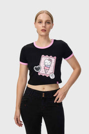 Polera negra de mujer con estampado de Hello Kitty y detalles en rosa.