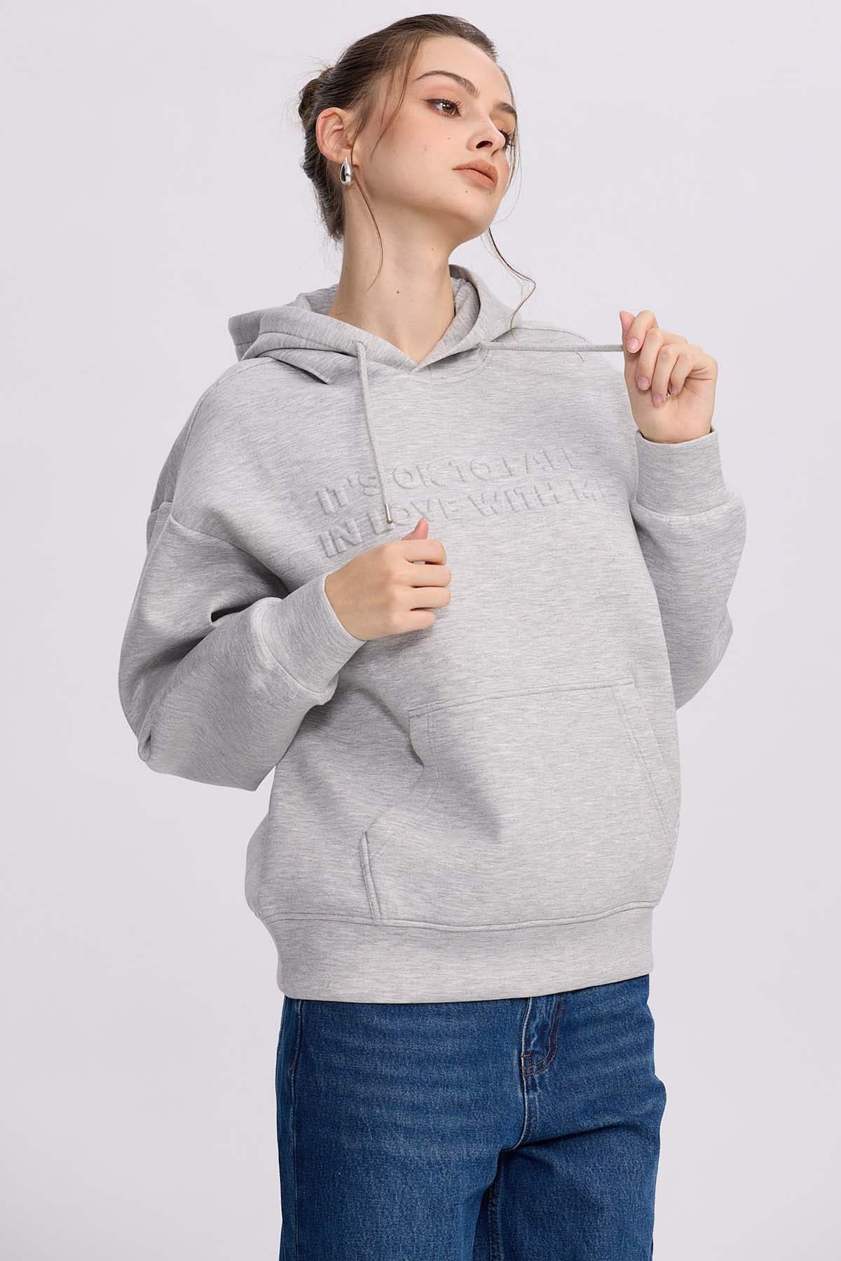 Polerón Mujer Canguro Relieve Gris Melange