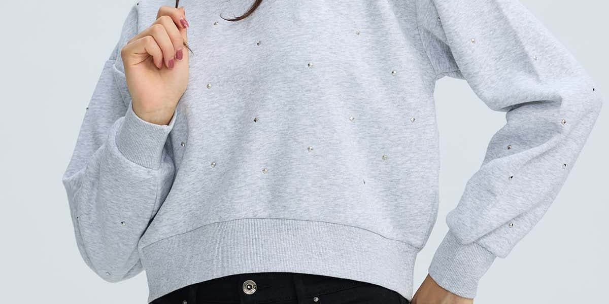 Polerón gris melange mujer con detalles de strass y cuello redondo