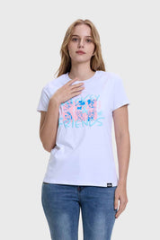 Polera blanca de mujer con diseño de Mickey y sus amigos, modelo de pie mostrando la prenda.