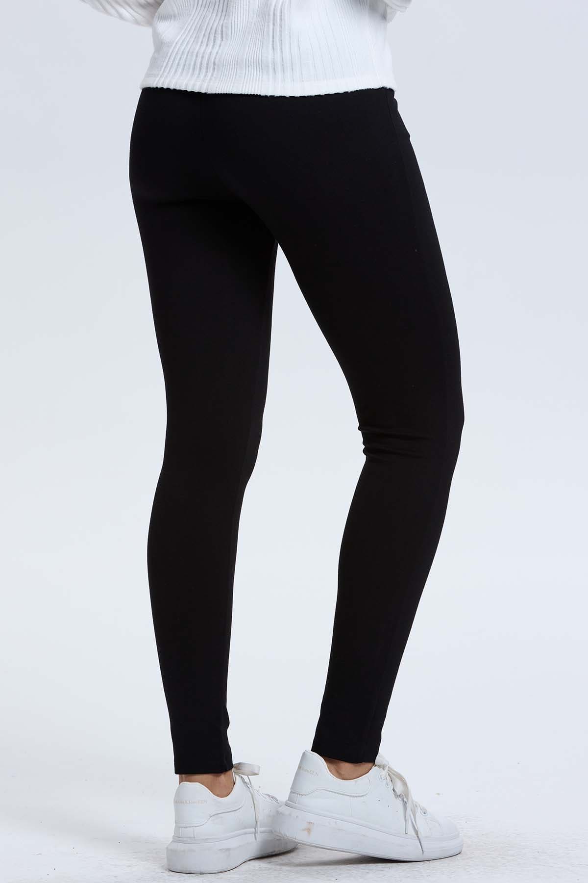 Calza negra de mujer con botones al centro y ajuste ceñido