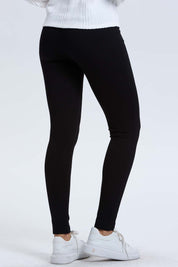 Calza negra de mujer con botones al centro y ajuste ceñido