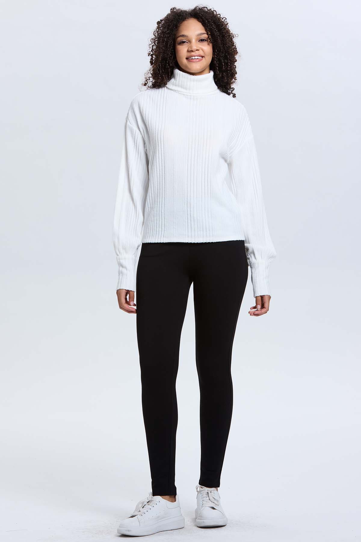 Calza negra de mujer con botones al centro y ajuste ceñido