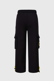 Pantalon buzo negro para niño con estampado de Batman y detalles amarillos.