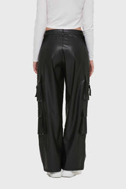 Pantalón Mujer Cargo Efecto Cuero Negro