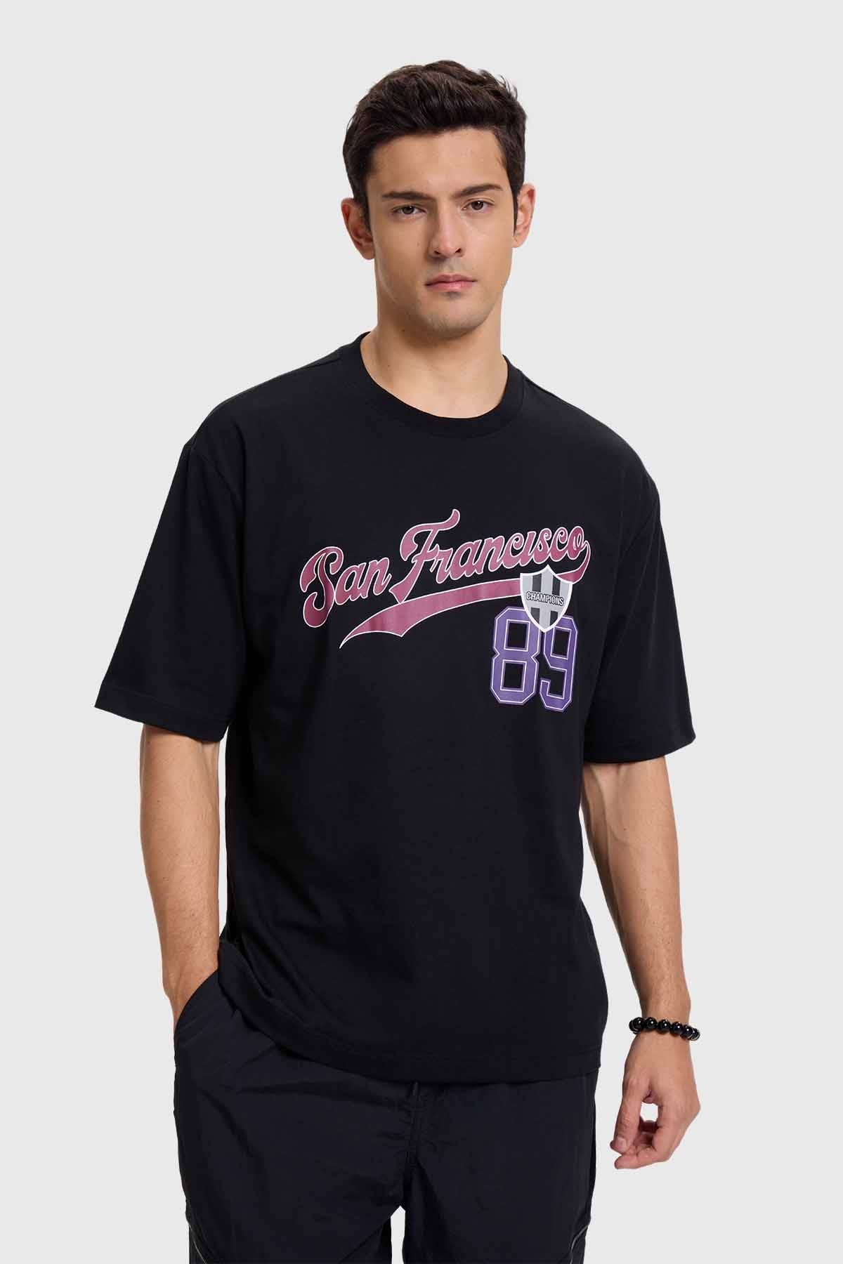 Polera negra con diseno grafico para hombre