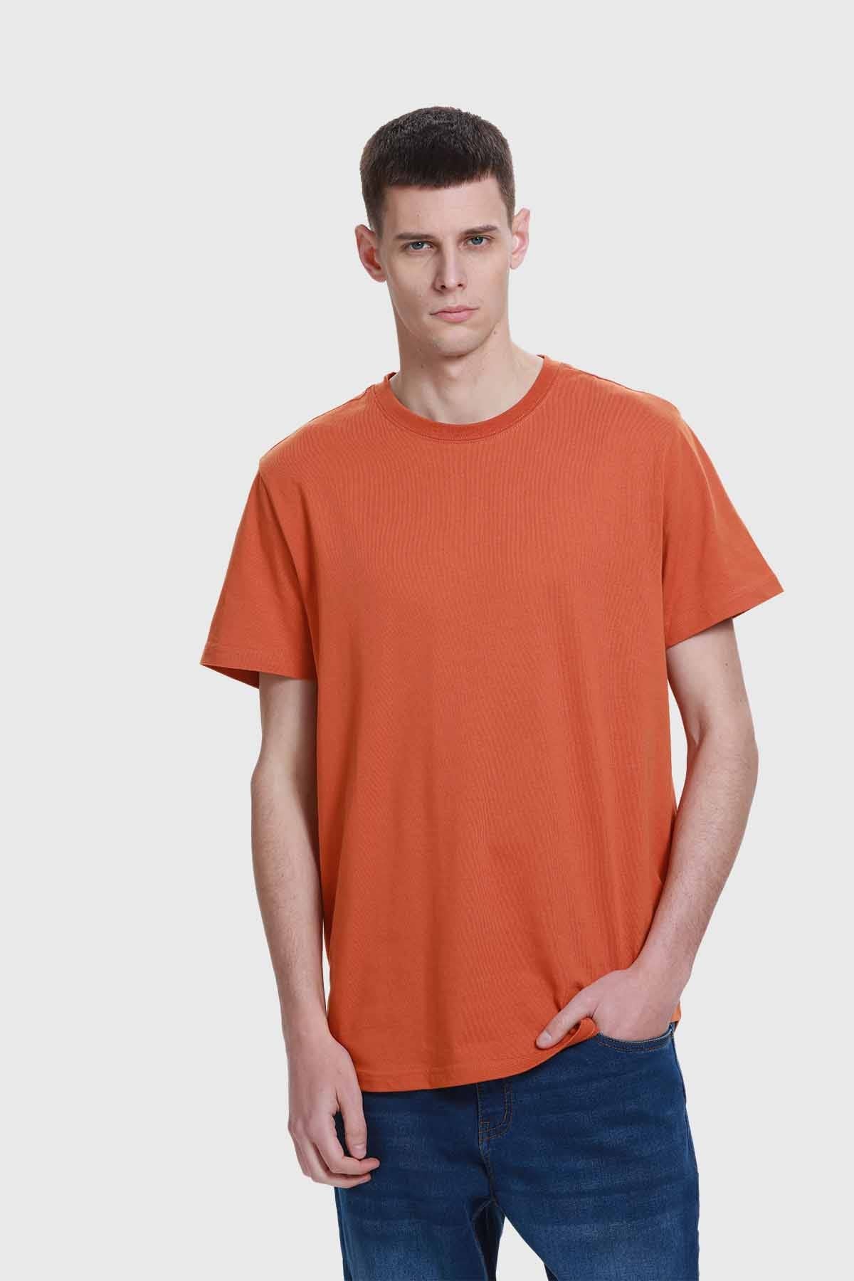 Polera hombre long fit basica ocre en fondo blanco