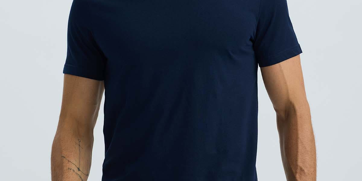 Polera hombre básica azul con cuello en V y manga corta sin estampado visible