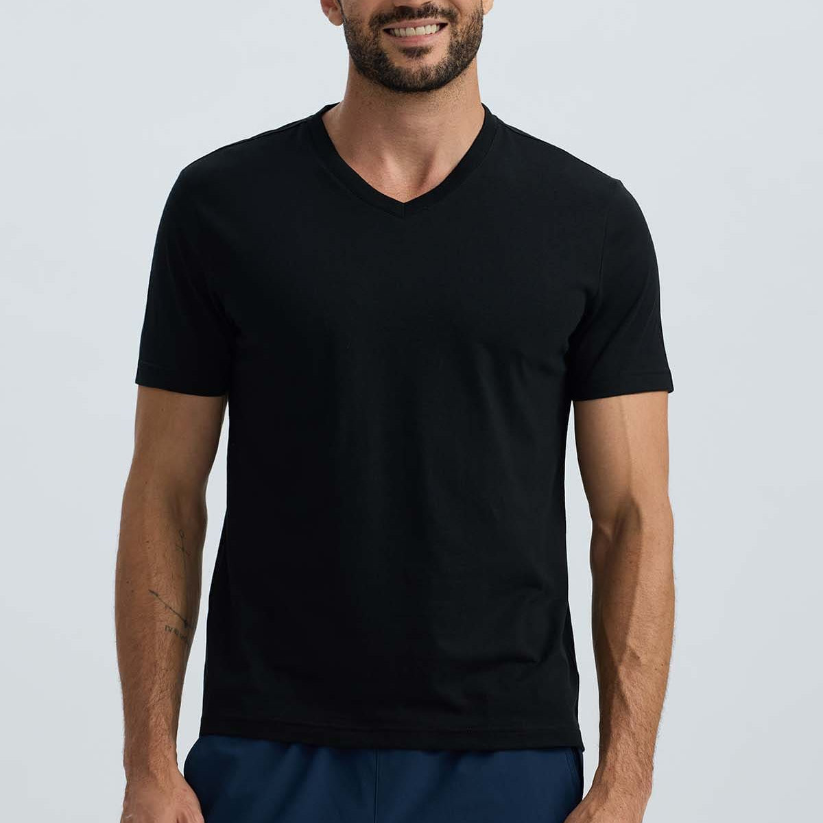 Polera hombre básica negra con cuello en V y mangas cortas