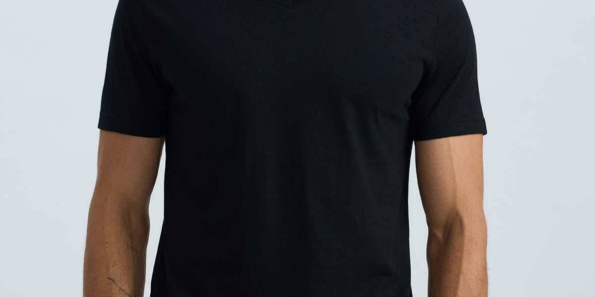Polera hombre básica negra con cuello en V y mangas cortas