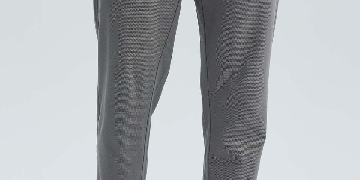 Pantalón chino gris para hombre con diseño simple y corte recto