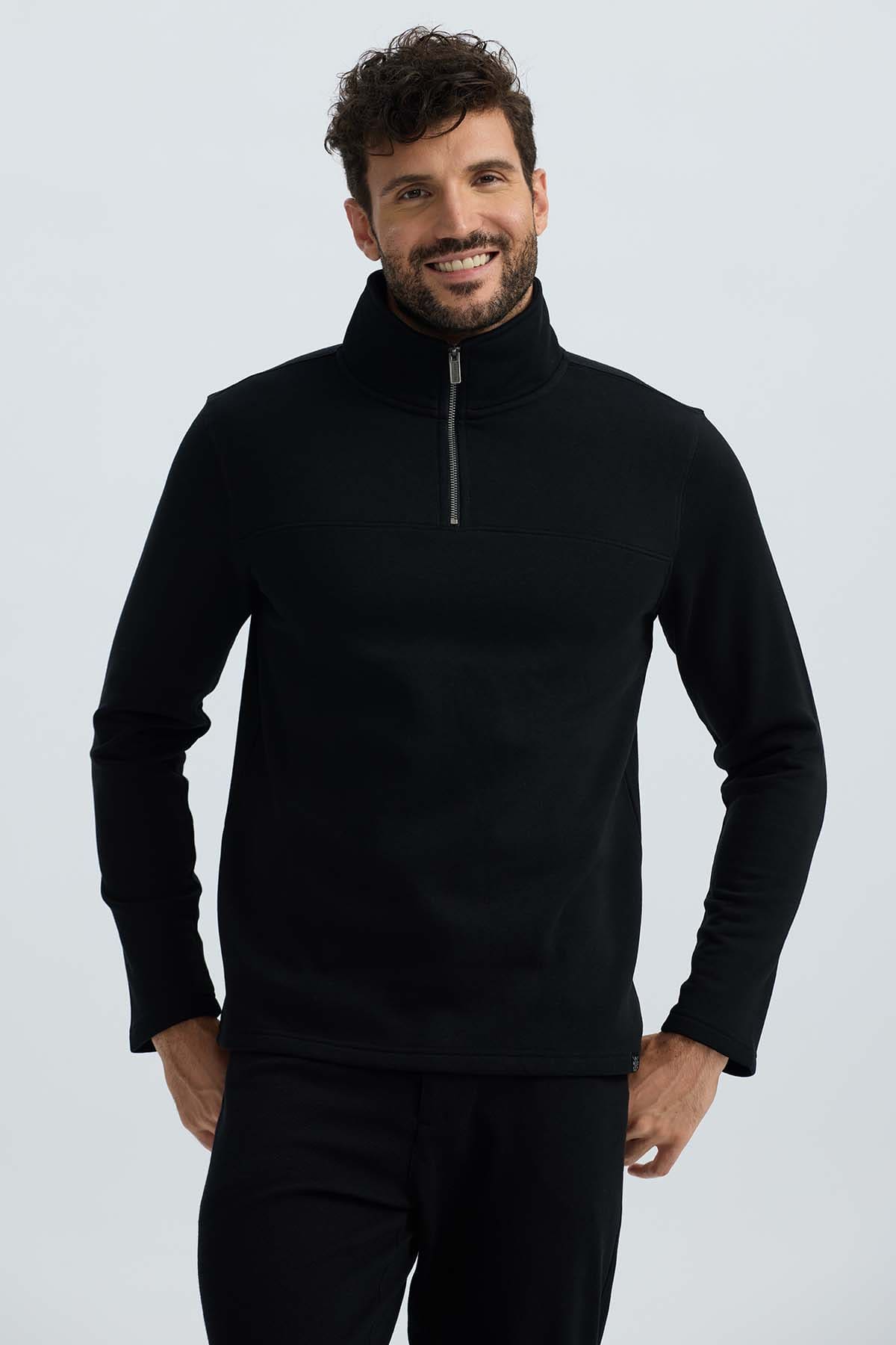 Polerón hombre negro con medio cierre y diseño liso.