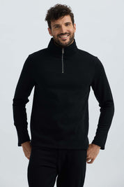 Polerón hombre negro con medio cierre y diseño liso.