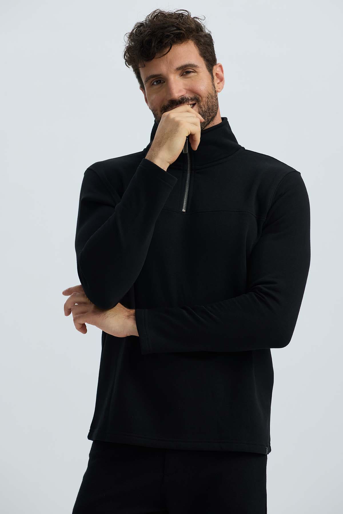 Polerón hombre negro con medio cierre y diseño liso.