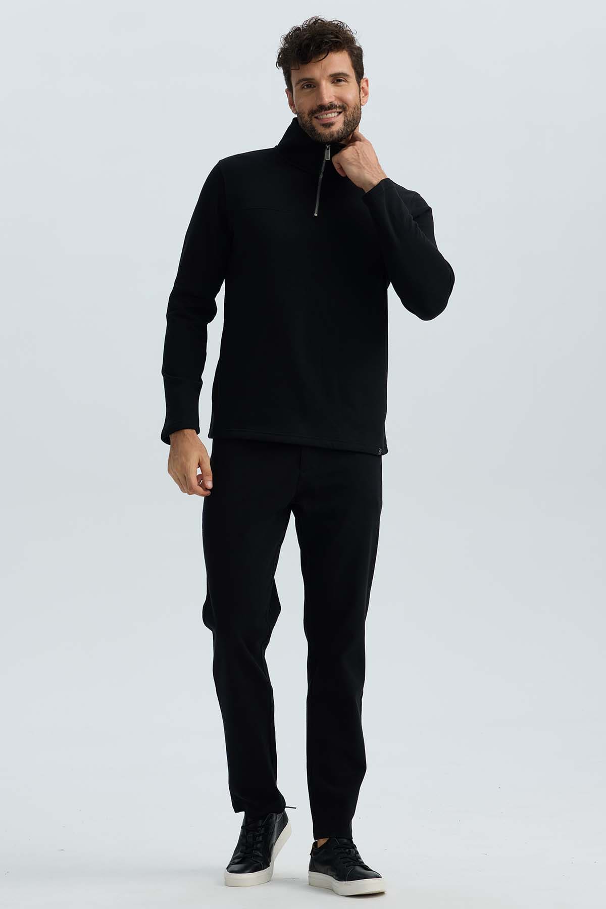 Polerón hombre negro con medio cierre y diseño liso.