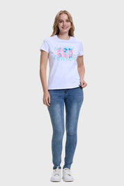 Polera blanca de mujer con diseño de Mickey y sus amigos, modelo de pie mostrando la prenda.