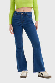 Jeans mujer flare azul con detalle de diseno moderno