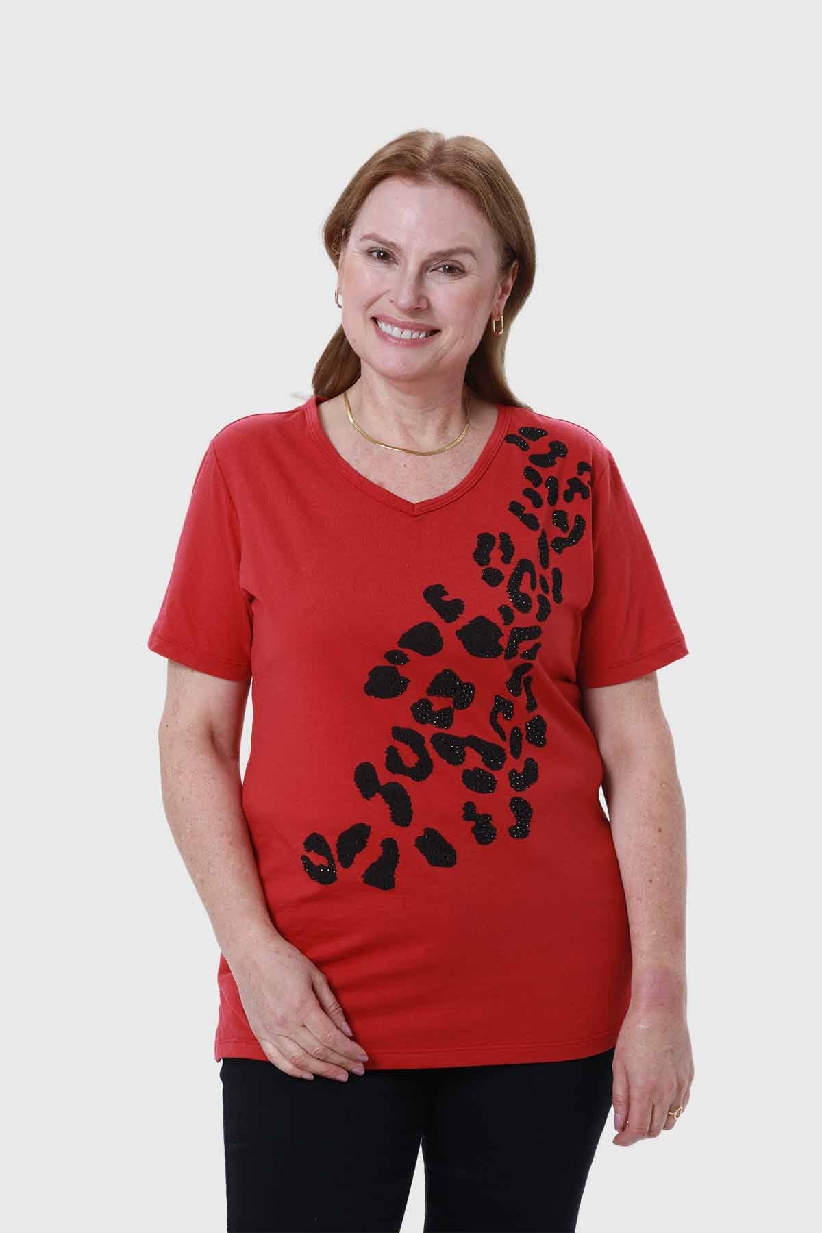 Polera roja con print posicional en modelo femenino