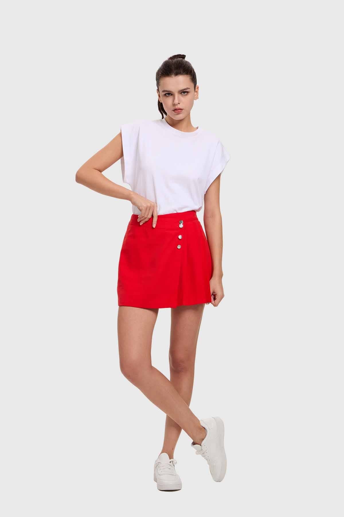 Short falda rojo mujer con botones frontales plateados y diseño liso casual ideal para el día a día