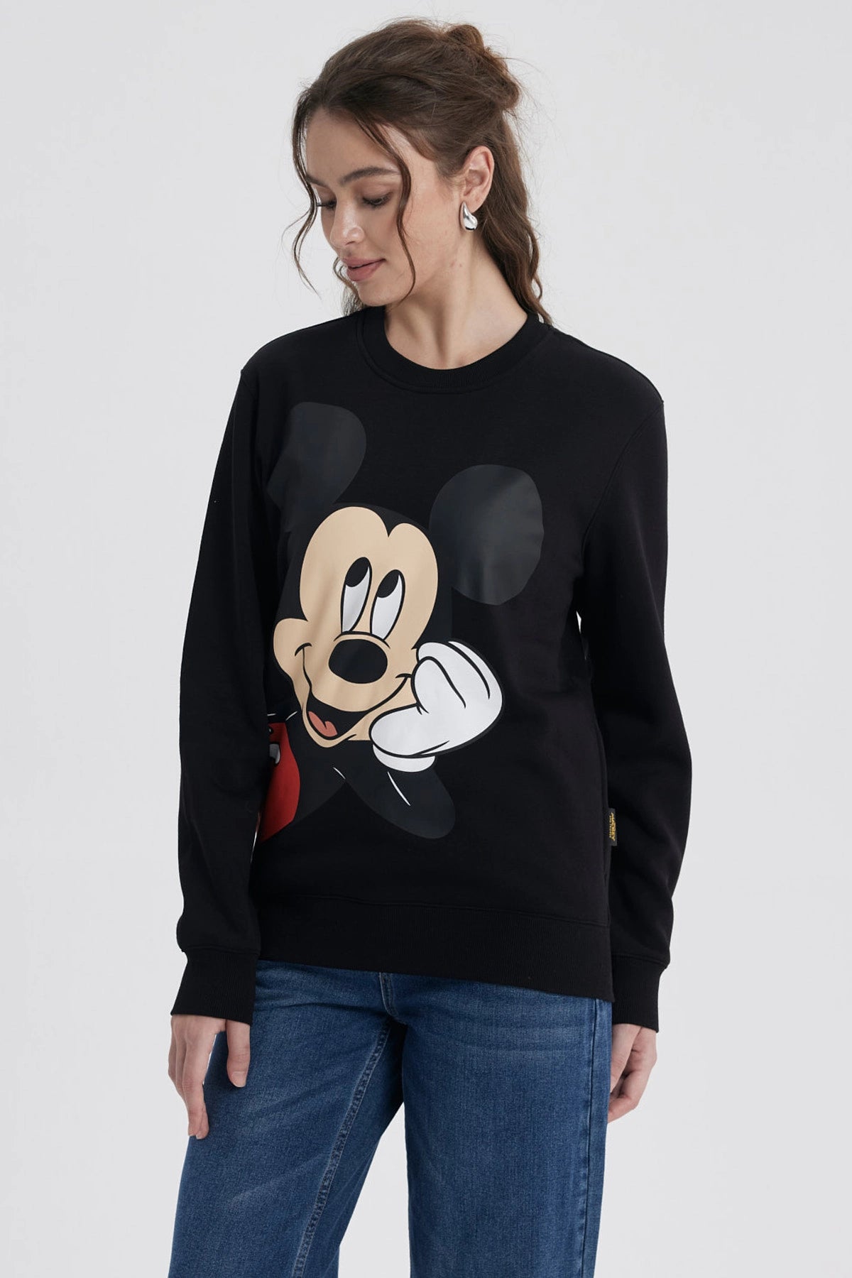 Polerón negro de mujer con diseño de Mickey Mouse de Disney en el frente