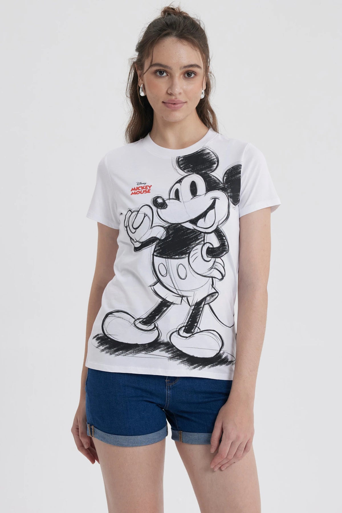 Polera blanca de mujer con estampado de Mickey Mouse del universo Disney