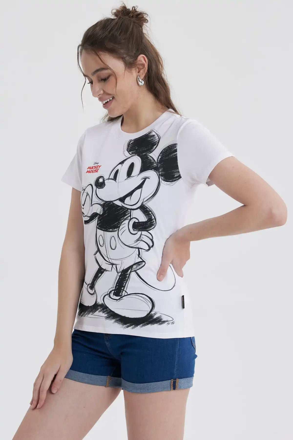 Polera blanca de mujer con estampado de Mickey Mouse del universo Disney