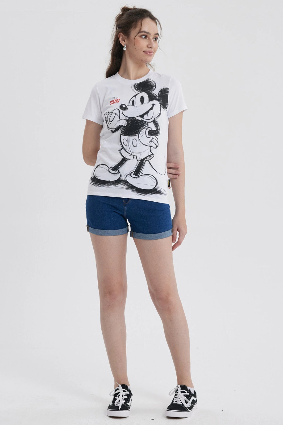 Polera blanca de mujer con estampado de Mickey Mouse del universo Disney