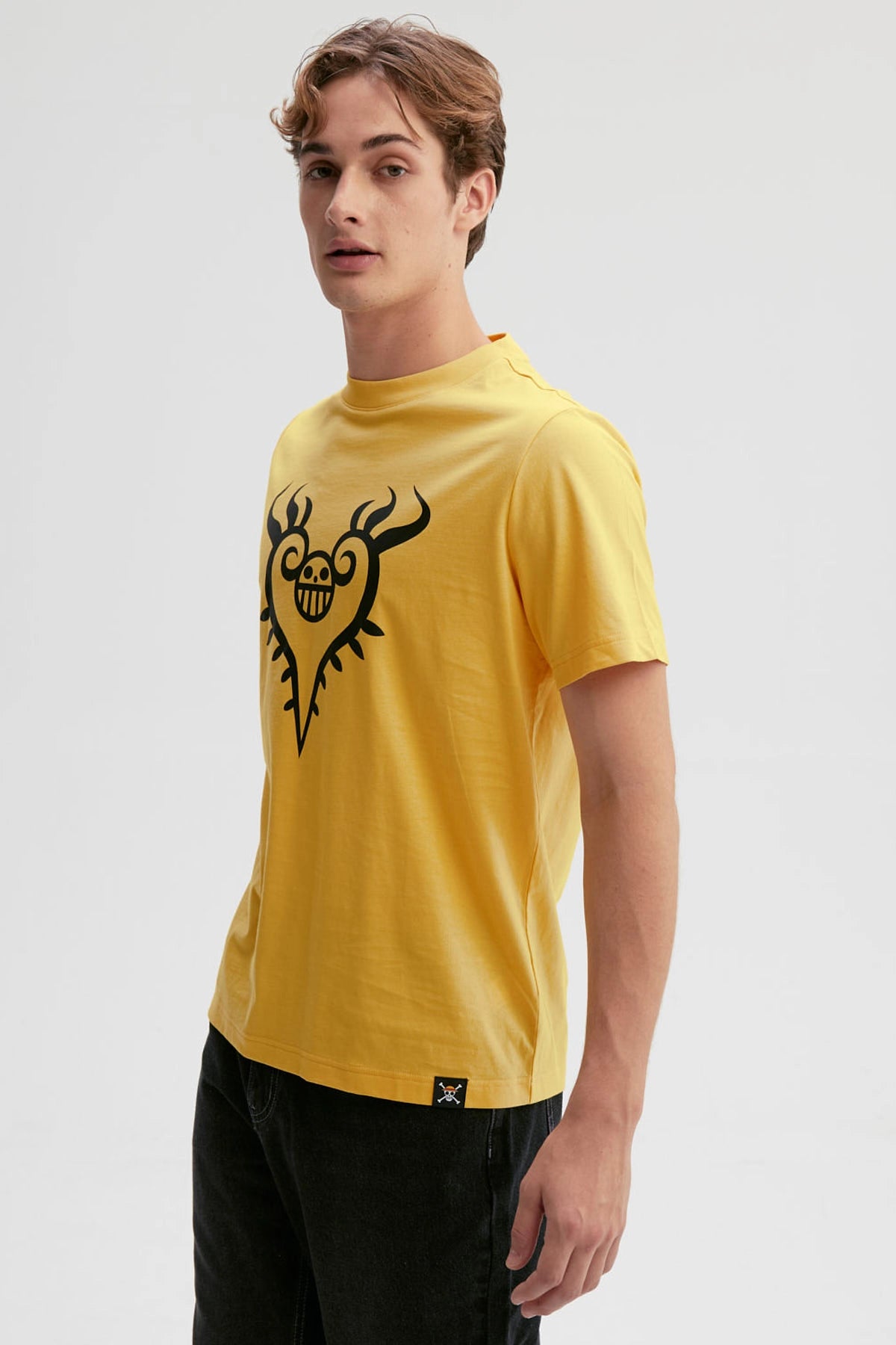 Polera amarilla de hombre con estampado de One Piece y diseño central en negro