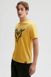 Polera amarilla de hombre con estampado de One Piece y diseño central en negro