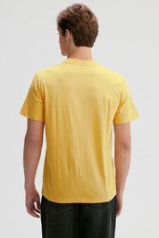 Polera amarilla de hombre con estampado de One Piece y diseño central en negro