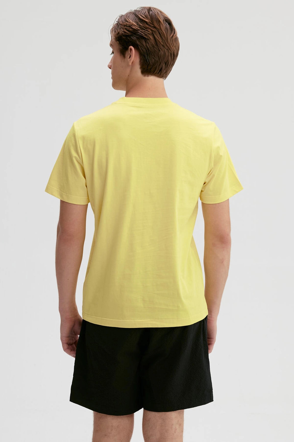 Polera hombre amarilla con logo de One Piece en el pecho