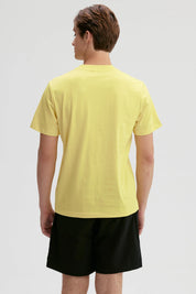 Polera hombre amarilla con logo de One Piece en el pecho