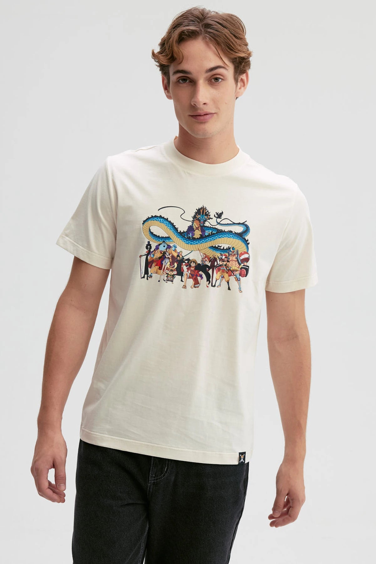 Polera hombre beige con personajes de One Piece y dragón azul estampados en el frente