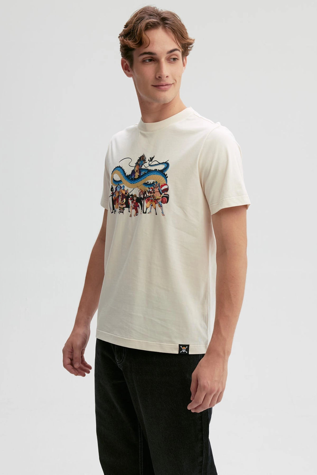 Polera hombre beige con personajes de One Piece y dragón azul estampados en el frente