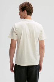 Polera hombre beige con personajes de One Piece y dragón azul estampados en el frente